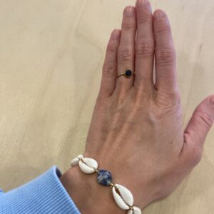KABINES KEUZE / armband met schelpje en steen / blauw