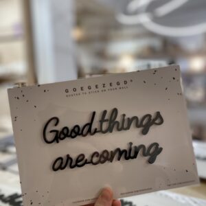 GOEGEZEGD / muurquote / good things are coming