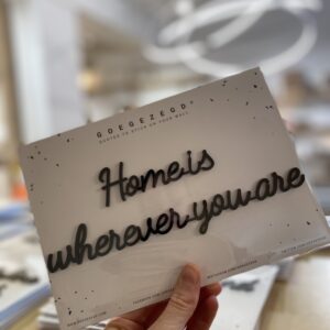 GOEGEZEGD / muurquote / home is where you are
