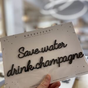 GOEGEZEGD / muurquote / save water drink champagne